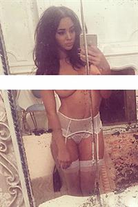 Courtnie Quinlan in lingerie taking a selfie