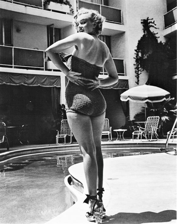 Marilyn Monroe in a bikini - ass