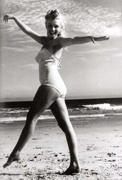 Marilyn Monroe in a bikini - ass