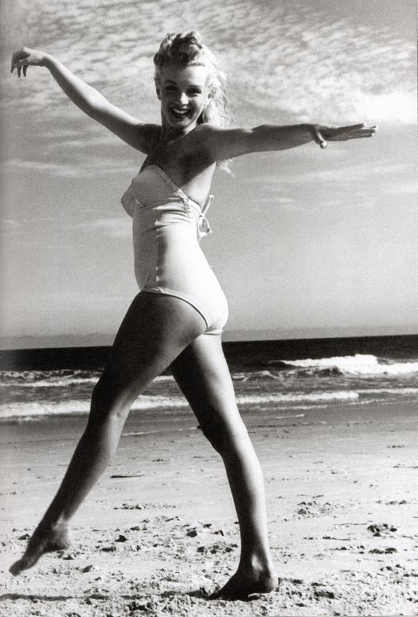 Marilyn Monroe in a bikini - ass