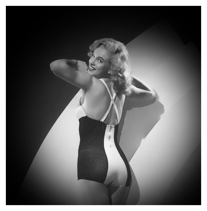 Marilyn Monroe in a bikini - ass