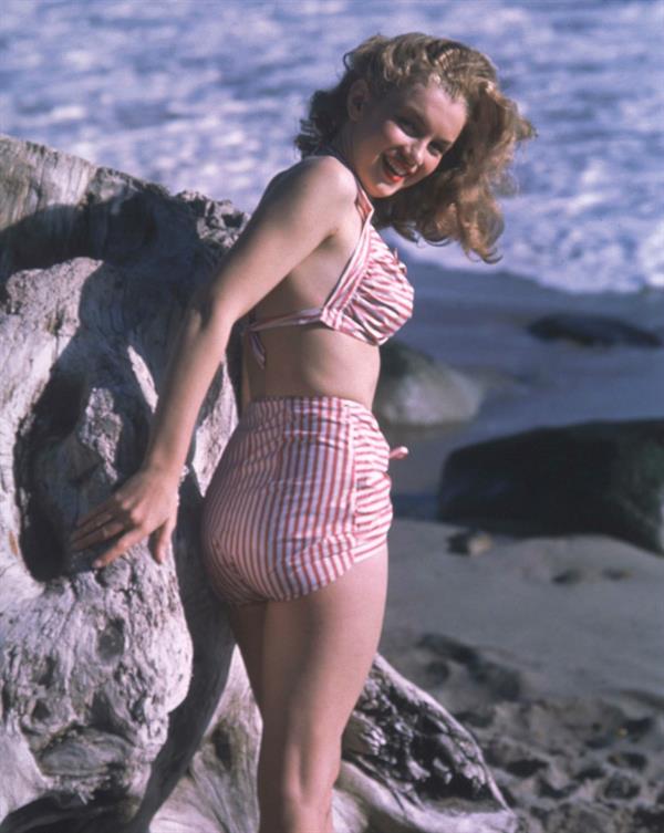 Marilyn Monroe in a bikini - ass