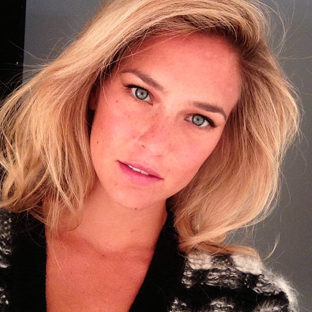 Bar Refaeli taking a selfie
