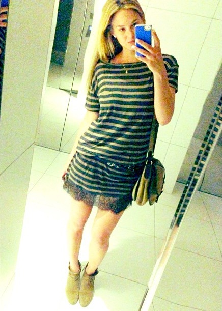 Bar Refaeli taking a selfie