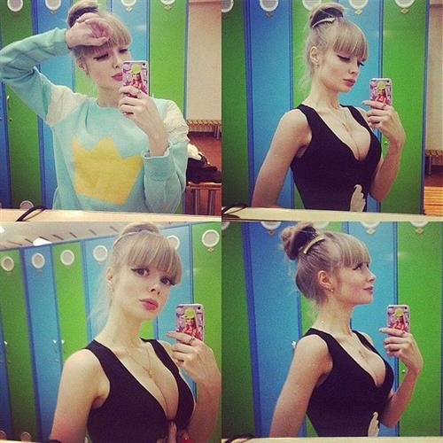 Angelica Kenova taking a selfie