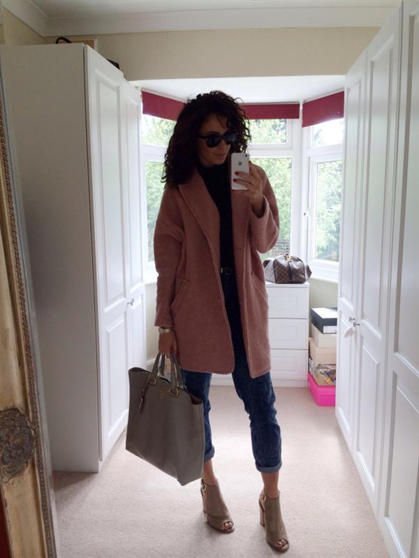 Danielle Peazer taking a selfie